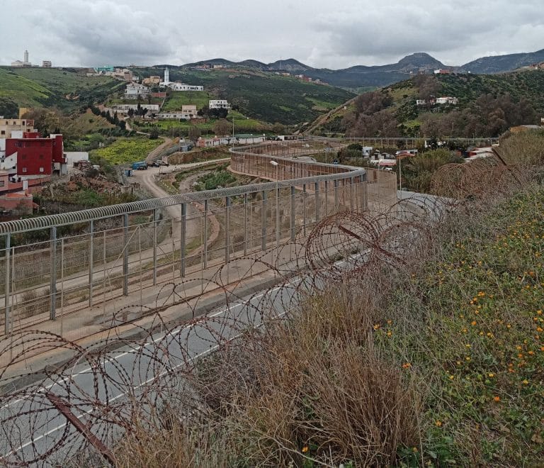 Read more about the article A UN LADO Y AL OTRO DE LA VALLA: RESPONSABILIDAD ESPAÑOLA Y EUROPEA EN LAS DEVOLUCIONES EN CEUTA Y MELILLA